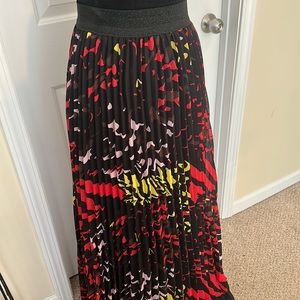 Long skirt with popping colors